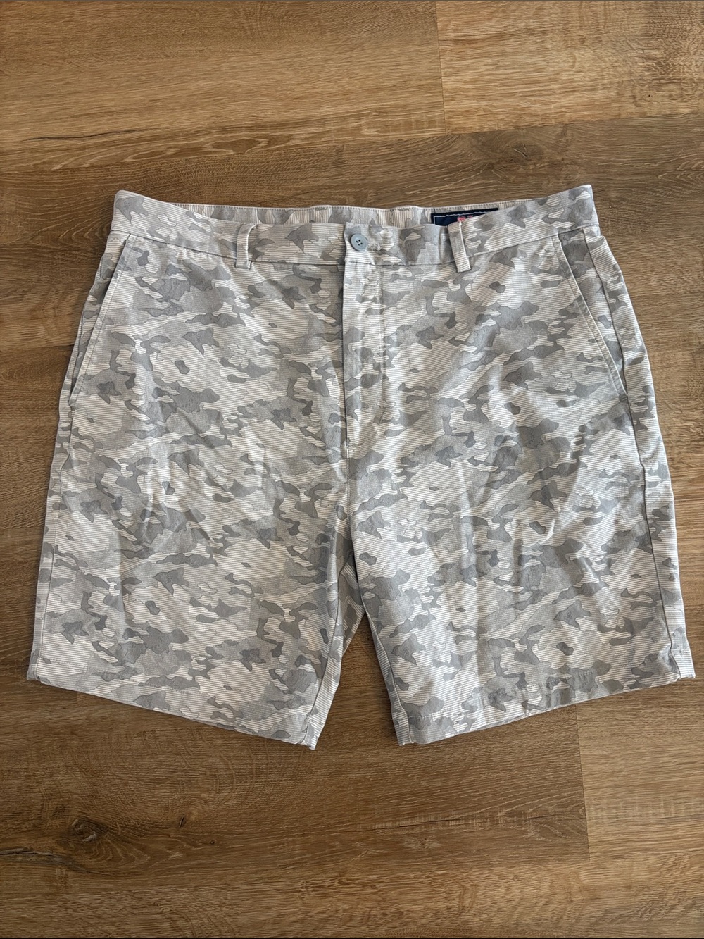 Vineyard Vines Men’s Light Gray Camo Flat Front Shorts